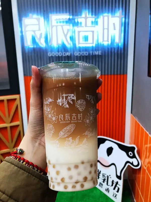 【美食】台中東區。良辰吉時 茶飲專門店(台中站前)。白玉珍珠鮮奶茶。漸層飲料