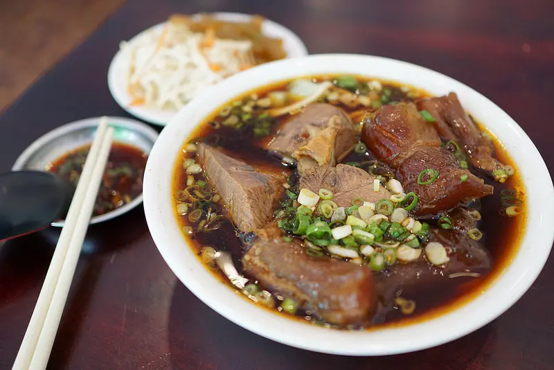 【台中豐原】八方夜市人氣美食『七巧福牛肉麵』－大塊牛肉用料不手軟│每日限量的平凡美味│推薦紅燒半筋半肉