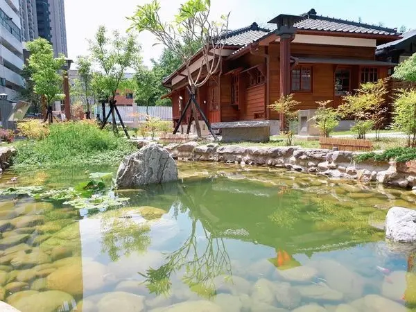 桃園新景點【桃園77藝文町】2018/8/17開幕試營運/不出國也能享受日式風情/桃園火車站旁古色古香日式庭園造景