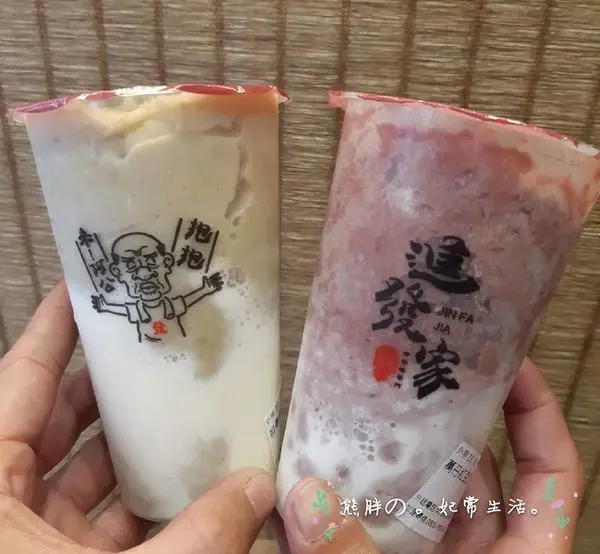 【台中】記憶中懷念的味道祖傳綠豆沙牛奶綿密香醇， 限量紅豆沙牛奶也是必點必喝，進發家還販售特長XXL杯身
