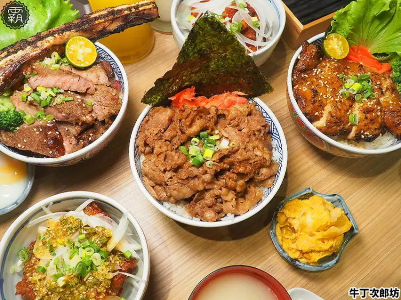 牛丁次郎坊，逢甲巷弄黑牛後腹肉軟嫩有肉汁，炙燒戰斧牛排霸氣上桌，免費雞高湯喝到飽～