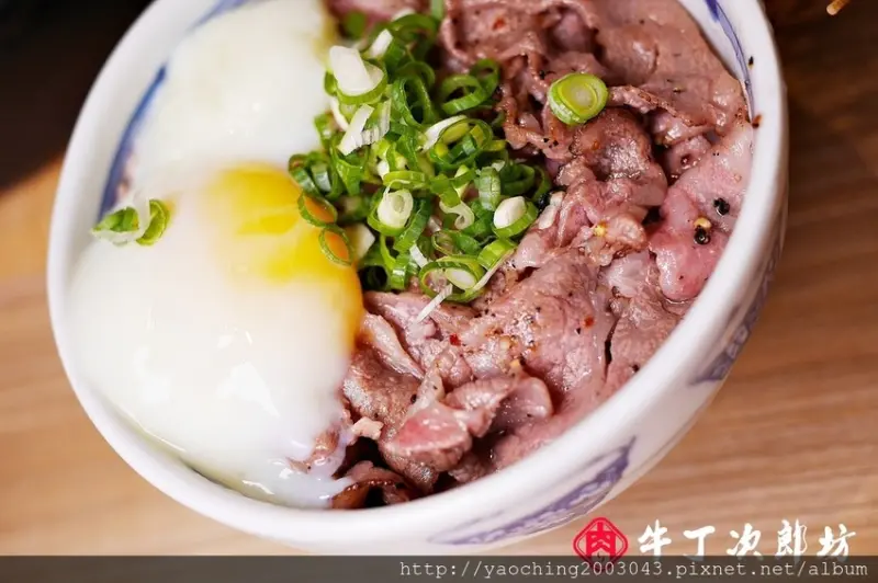 台中西屯  牛丁次郎坊逢甲店，除了桌邊服務的精緻燒肉定食，還有免費雞白湯可以喝