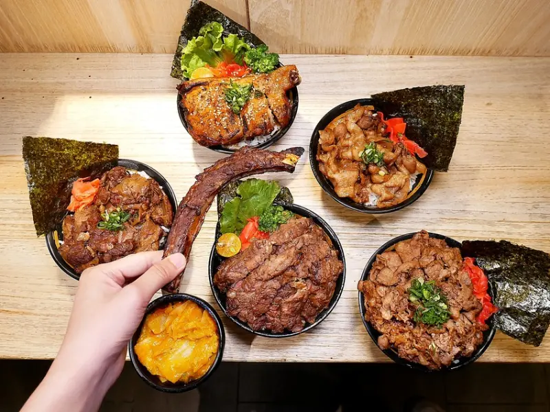 台中西屯逢甲丼飯，超人氣滿盛肉山滿足肉控的胃，雞腿厚實又超嫩也必嚐-牛丁次郎坊