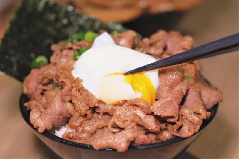 牛丁次郎坊-逢甲支店｜逢甲日式浮誇燒肉丼！大推炙燒安格斯黑牛後腹肉丼！台中丼飯推薦、台中日式推薦、逢甲日式推薦、逢甲丼飯推薦、逢甲夜市美食推薦