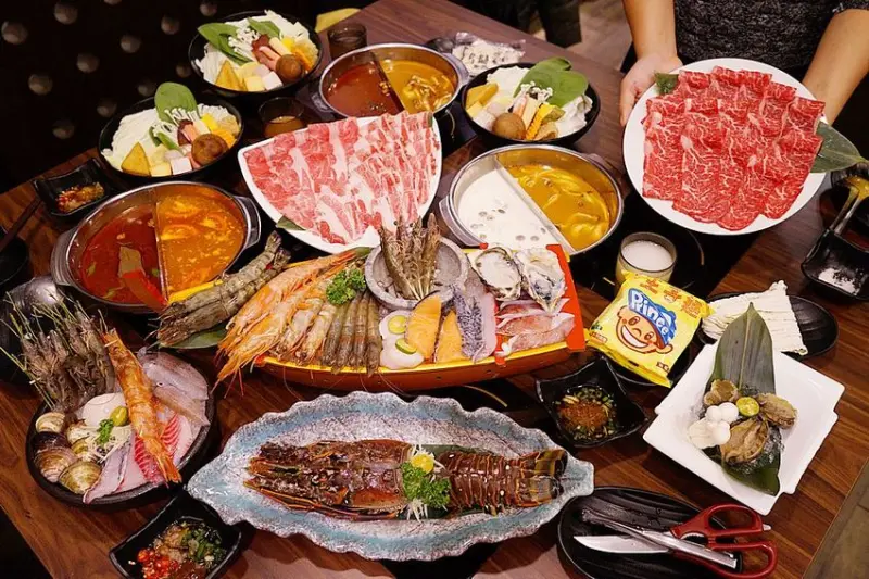 網路高人氣火鍋店，海鮮份量十足、飲料甜點吃到飽，宵夜九折千萬要訂位！
