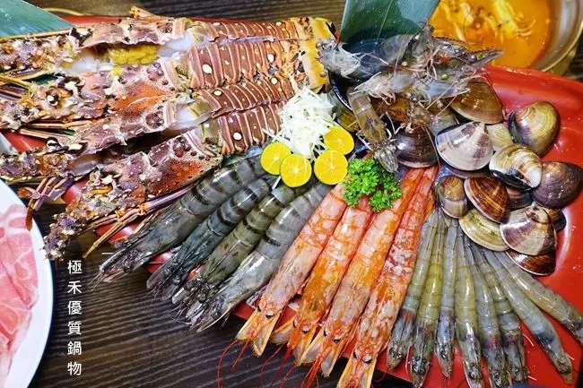 蘆洲火鍋 ▶ 極禾優質鍋物 蘆洲店 ▶ 加勒比海野生龍蝦、日本福岡黑毛和牛 16盎司野生龍蝦加價$499就吃得到 #菜單