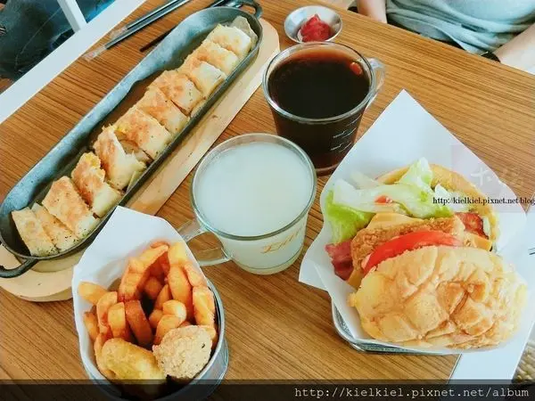 [食記/嘉義]早餐好樂‧民生店│學妹一起吃好長好長的蛋餅吧