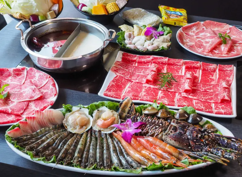 [高雄火鍋推薦]舞古賀鍋物專門店-平價爽吃高級肉和海鮮滿滿痛風蝦爆套餐 - 美食好芃友