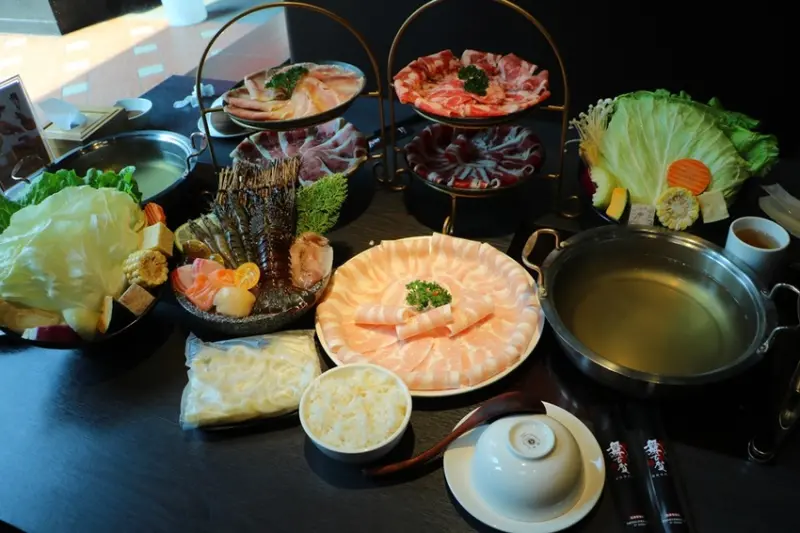 高雄火鍋推薦。舞古賀鍋物專門店 鄰近瑞豐夜市 6種湯品、8種小資族個人經濟鍋 個人海陸鍋 平價也能享受到的新鮮食材!!