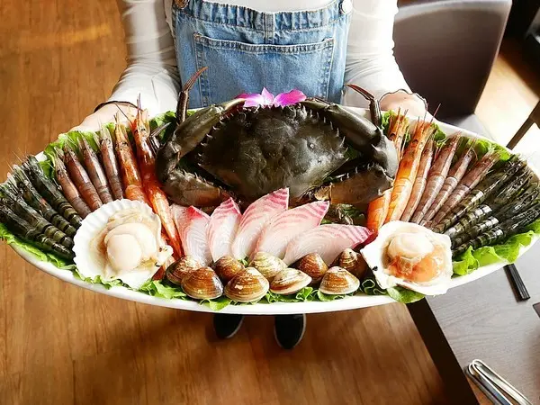舞古賀鍋物專門店-高雄鼓山巨蛋站海鮮火鍋  店內主打高檔食材  螃蟹和牛都享用得到  約會聚餐衝一波              
