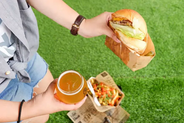 【食記】台中・西區｜啜飲室台中，臺虎STACKS漢堡專賣店新開幕！精釀啤酒搭配鮮嫩多汁牛肉漢堡，今夏絕對不能錯過最Chill的搭配！