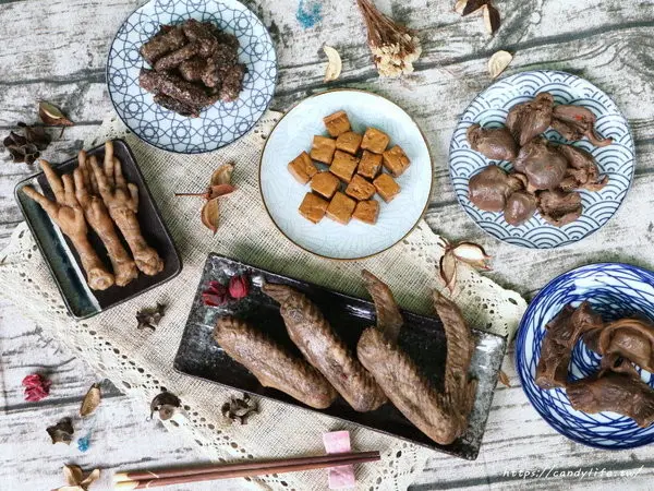 台中美食│梅芳巷精緻滷味〃堅持祖傳秘方，傳成一甲子的冰鎮滷味，宵夜、解嘴饞的美食佳餚～        
      