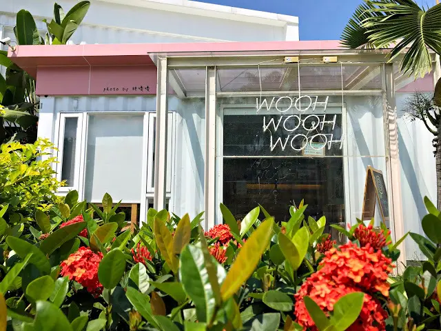 【台中 霧峰】WOOH WOOH WOOH 🎀 位在霧峰國小對面，可愛粉色貨櫃屋，內有3D立體彩繪，高人氣拍照熱點，寵物友善餐廳，餐點表現不錯，尤其採用有機生菜，新鮮吃的到~
