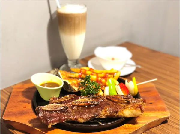 【台北美食￭萬華區】小牛匠西式餐廳 x 焗烤和牛排，還有鍋物、咖哩及義大利麵，豐富多元的複合式餐點，免收服務費的聚餐歡樂首選║ 西門町美食、西門町餐廳