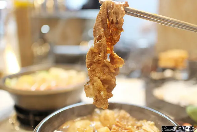 台中美食|老先覺功夫窯燒鍋二代店文青風好拍照，必點招牌麻辣鍋、麻辣滷味超美味，肉片現點現切可加價升級肉片也有超值套餐可以選擇  