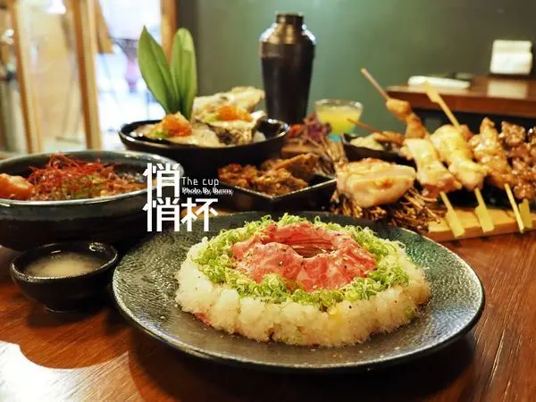 【台北美食】悄悄杯居酒屋 The Cup 深夜美食 / 夢幻浮誇創意調酒 / 自製桂丁雞胸一夜干 / 大吉大利今晚吃雞