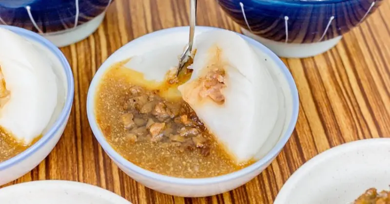 彰化40年傳統美食推薦，黑頭碗粿冷熱口感好Q彈，細緻米香搭配獨門醬料好涮嘴！