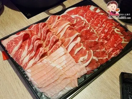 中壢有一家獨特的海鮮石頭火鍋吃到飽，還有買一送一，和牛天使紅蝦隨你吃到爆