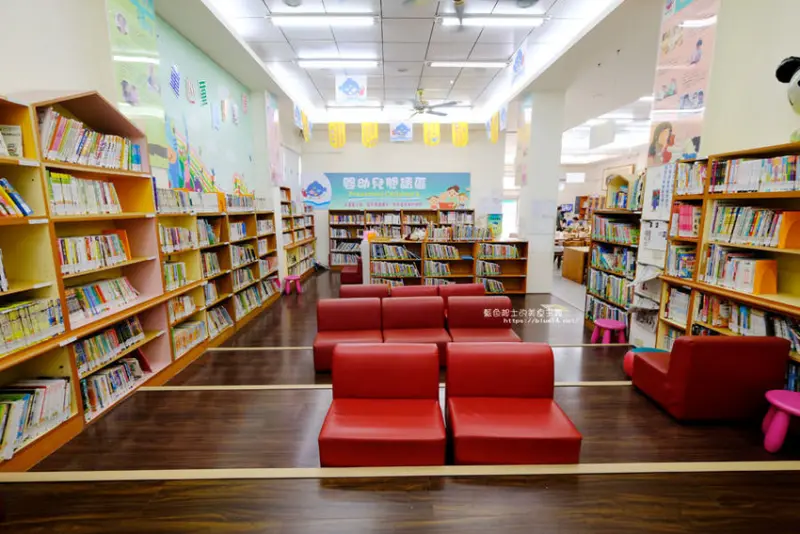 台中外埔│臺中市立圖書館外埔分館-兒童閱覽室小而巧，隔壁外埔區衛生所外牆有花博彩繪喔 - 藍色起士的美食主義