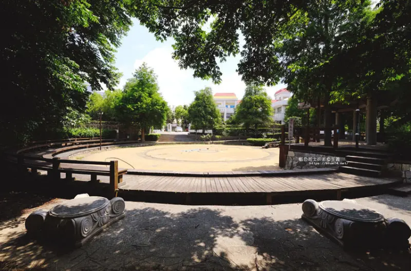 台中外埔│外埔區親水公園-樹木成蔭，有著木材步道及涼亭的小而美地方公園 - 藍色起士的美食主義