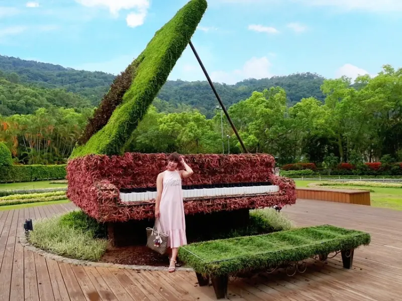 台北最新IG拍照熱點【士林官邸玫瑰花園 尋找超美花花大鋼琴】+【綠蓋茶館 士林二店 碰上香辣乾麵 好吃又好喝!!】 ♥食尚期貨小咪推薦台北拍照景點201807更新士林景點推薦