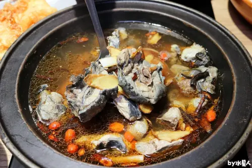 萬客什鍋台中美村店，平價火鍋CP值爆高，絲瓜蛤蜊石頭鍋、鹽酥雞新品登場，經典燒酒雞鍋超讚