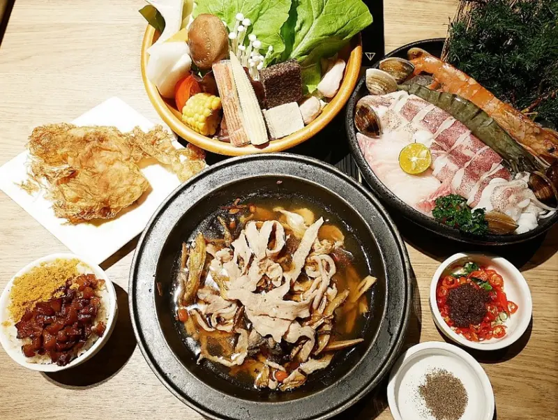 萬客什鍋(美村店)-台中超夯石頭火鍋  現在中午也吃得到囉  湯頭、食材、份量都有水準  難怪人潮絡繹不絕              