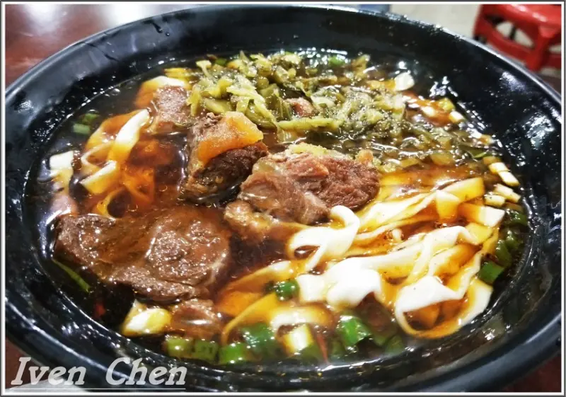 《桃園牛肉麵》路過的必嚐的家常美味\牛肉大塊湯汁濃郁\親民價的小吃店\朋友來訪必吃的牛肉麵-『來來牛肉麵』              