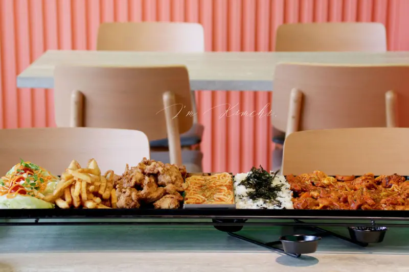 台北Im Kimchi，75公分韓式拼盤，一次嚐盡辣炒雞排、韓式炸雞、海苔拌飯等7種料理。ATT4FUN/韓式料理/信義區美食【男子的日常生活】