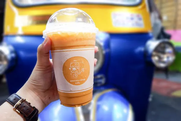 【食記】新北・板橋｜嘟嘟車曼谷手沖奶茶開到板橋湳雅夜市啦！IG打卡最夯的全手沖泰式飲品