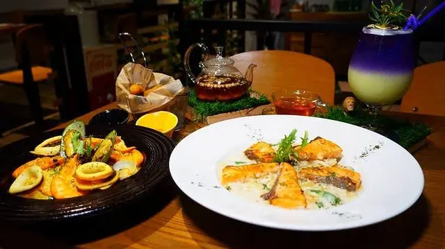 [高雄美食] 義·食光中華店-平價大份量x摩天輪夜景義式美食 / 高雄義大利麵/ 夢時代美食推薦