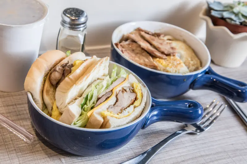 [桃園市]純手工木炭烤土司！爆量澎湃內餡只要銅板價！喬妹碳烤吐司舖-桃園民生店 - 大手牽小手。玩樂趣