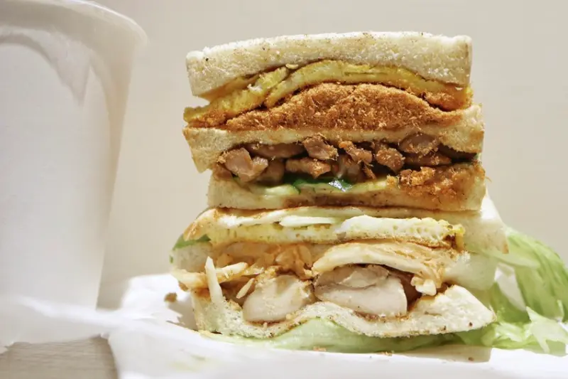 『桃園美食』桃園區｜喬妹碳烤吐司舖-桃園民生店。大份量！一早就可以吃到好吃的早餐真的很幸福～