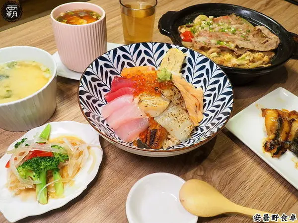  安曇野食卓，七彩鮮魚丼鮮豔動人，炙燒魚油好甘甜～昆布蔬果湯頭結合鮭魚湯，味美鮮甜！        
      