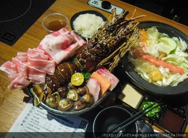 嗑肉石鍋Chew Meat Hotpot 單鍋王霸氣登場！龍蝦海鮮日本A5和牛黑豚霜降豬肉的海陸大餐 台中新竹都能吃到的美味火鍋~