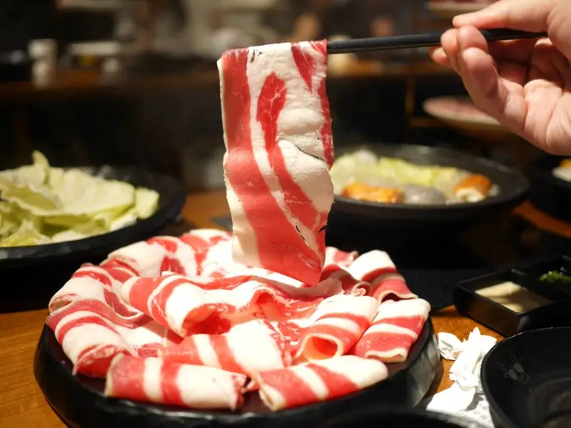 【新竹美食】嗑肉石鍋新竹金山店。澳洲日本和牛火鍋、痛風鍋、霸王鍋、小肉王，給你滿滿的肉多多。