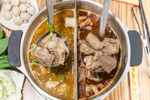 【台北捷運美食】【三重-菜寮站美食】山羊城全羊館羊肉爐.深秋來碗不一樣的麻辣鴛鴦雙羊鍋