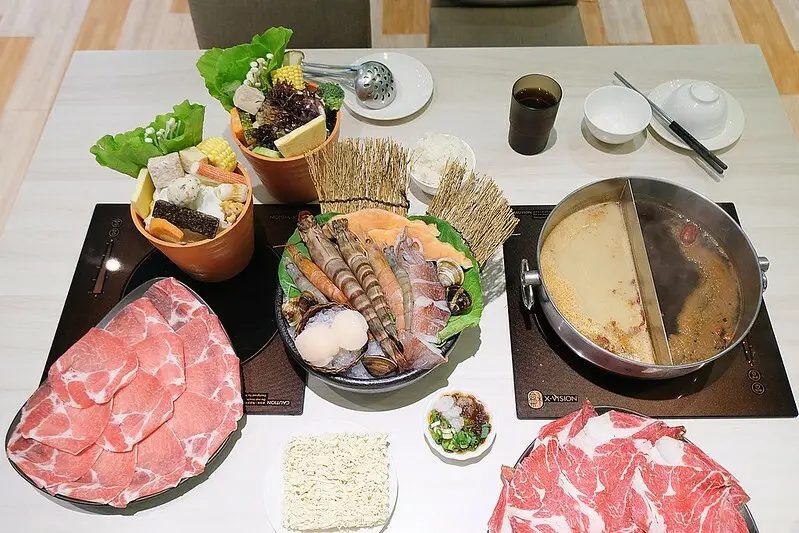 【新莊火鍋】覺醒 幸福。鍋物，火鍋湯頭多樣化，最愛藥膳湯底，白飯、冰淇淋和飲料可無限享用!(附完整菜單)