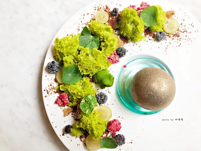 【台北 大安】Truffles Aroma 舒服氣息💐💐💐空間絕美，精心佈置，藝術品般的法式甜點，價位偏高，口味見仁見智，網路評價兩極，整體非常適合拍照📷
