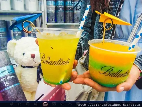 必去IG網美牆 百齡罈 B HOUSE 顏值最高酒吧 時尚飲品霸主 就在台北PIER5大稻埕碼頭貨櫃市集的超熱門打卡景點!