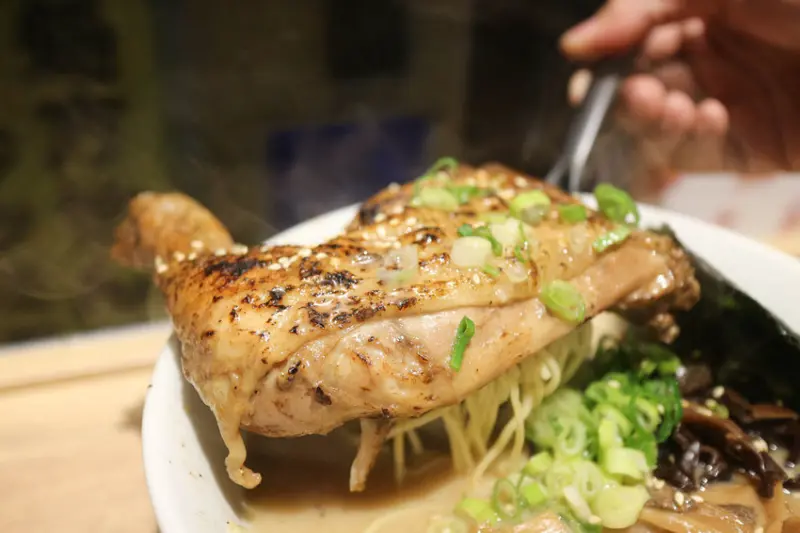 (江子翠站)板橋拉麵,台中知名拉麵店揮軍北上-海老麵場板橋場,大雞腿,龍蝦,牛小排在一碗拉麵中通通都吃得到~