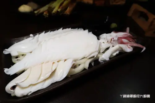 新竹平價熱炒推薦男子漢居酒屋！澎湖牡蠣、冰鎮中卷、豆皮皮蛋串跟手工豆干必點 - ㄚ綾綾單眼皮大眼睛