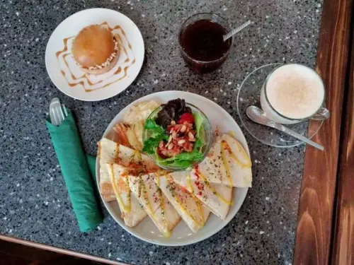 【台南美食】咖啡待客廳｜你今天セット了嗎？舊髮廊裡的華麗饗宴