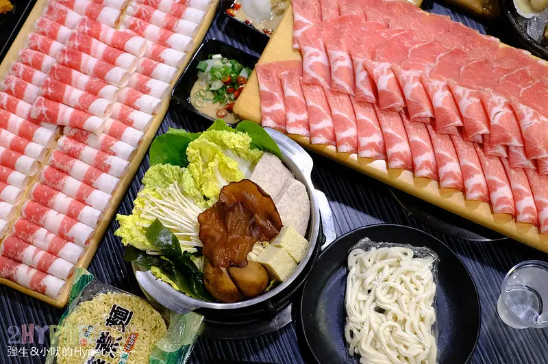 一個人吃17盎司肉肉差點飽到天靈蓋的肉量猛爆系平價小火鍋，還有個人鴛鴦鍋太棒啦！ ＠五鮮級平價鍋物 