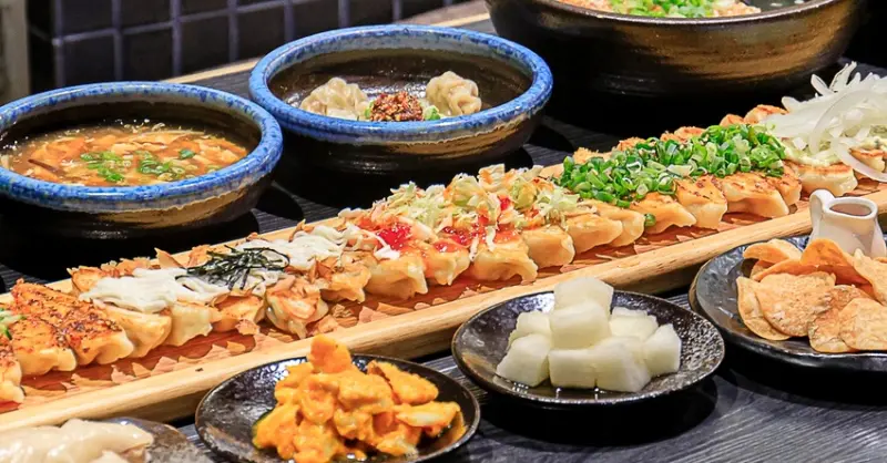 超霸氣100公分鍋貼吃到翻！一次獨享6種口味，下午時段不休息，全天都能吃得到