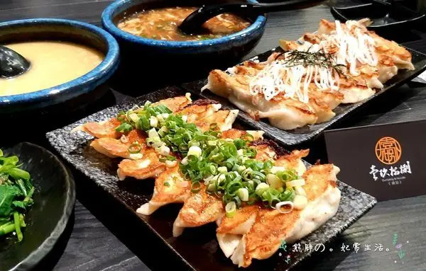 【台中】壹玖捌捌銷魂鍋貼★創意鍋貼皮酥肉嫩★時尚裝潢用餐舒適★還有軍艦鍋貼長達100CM★好浮誇