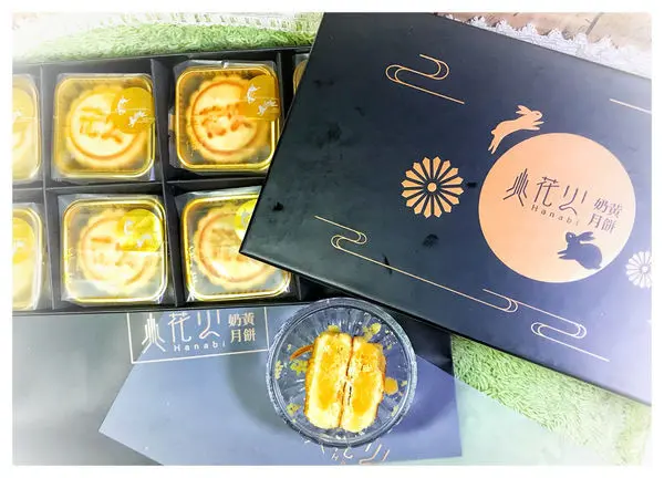 ♚宅配禮盒♚花火。手工奶黃月餅。宅配伴手禮。中秋禮盒。港式月餅。細膩口感討人歡心，加熱風味口中綻放