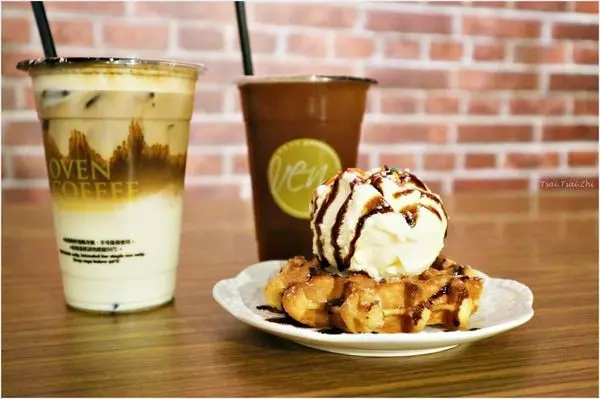 [新北蘆洲]Oven Coffee蘆洲旗艦店|彷彿進到烤箱中的烤香:比利時烈日鬆餅x香醇咖啡|有免費wifi、不限時，近30坪空間可同時容納40人，可預約包場