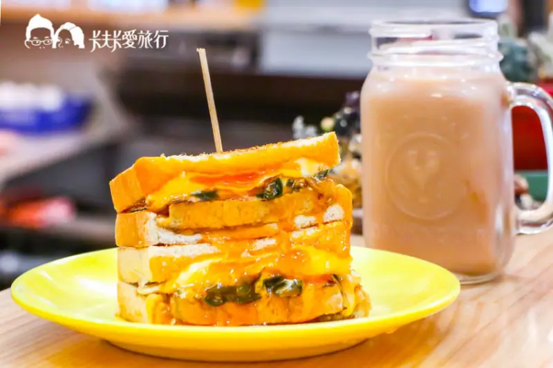 花蓮早午餐-慢吞吞手作碳烤吐司｜爆漿起司瀑布！酥脆吐司搭爽口剝皮辣椒