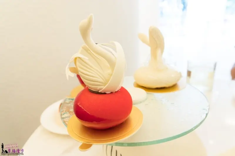 台中L.Z. Dessart 無框架甜點 清爽雅緻的用餐環境，巨型大翅鯨如同在海裡悠遊，每一款甜點美如藝術品